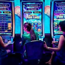Money Train demo mode interface showing fictional credit balance and free-play mechanics